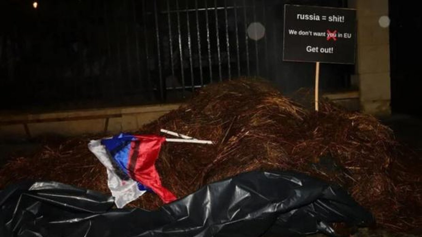 Активисты высыпали несколько тонн фекалий под воротами виллы российского посла в Варшаве
