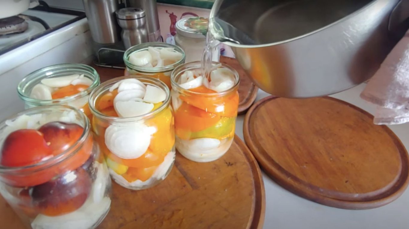 помідори по-фінськи з цибулею на зиму 