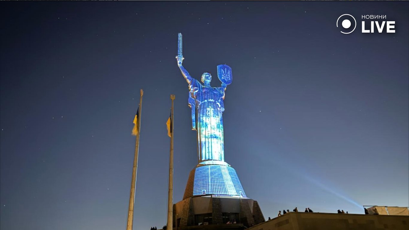 "Батьківщину-мати" підсвітили до дня розвідки: фоторепортаж - фото 2