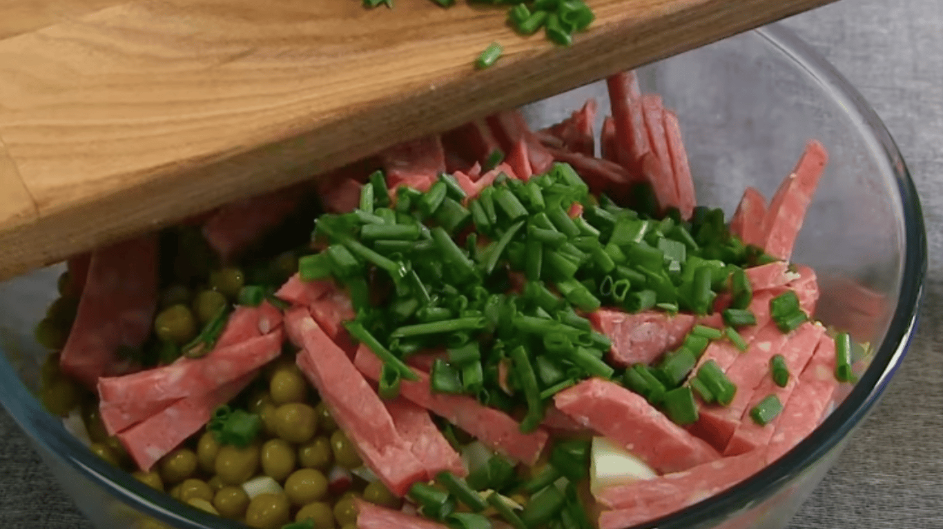 Салат літній Олів'є за сімейним рецептом, який виходить легкий і хрумкий