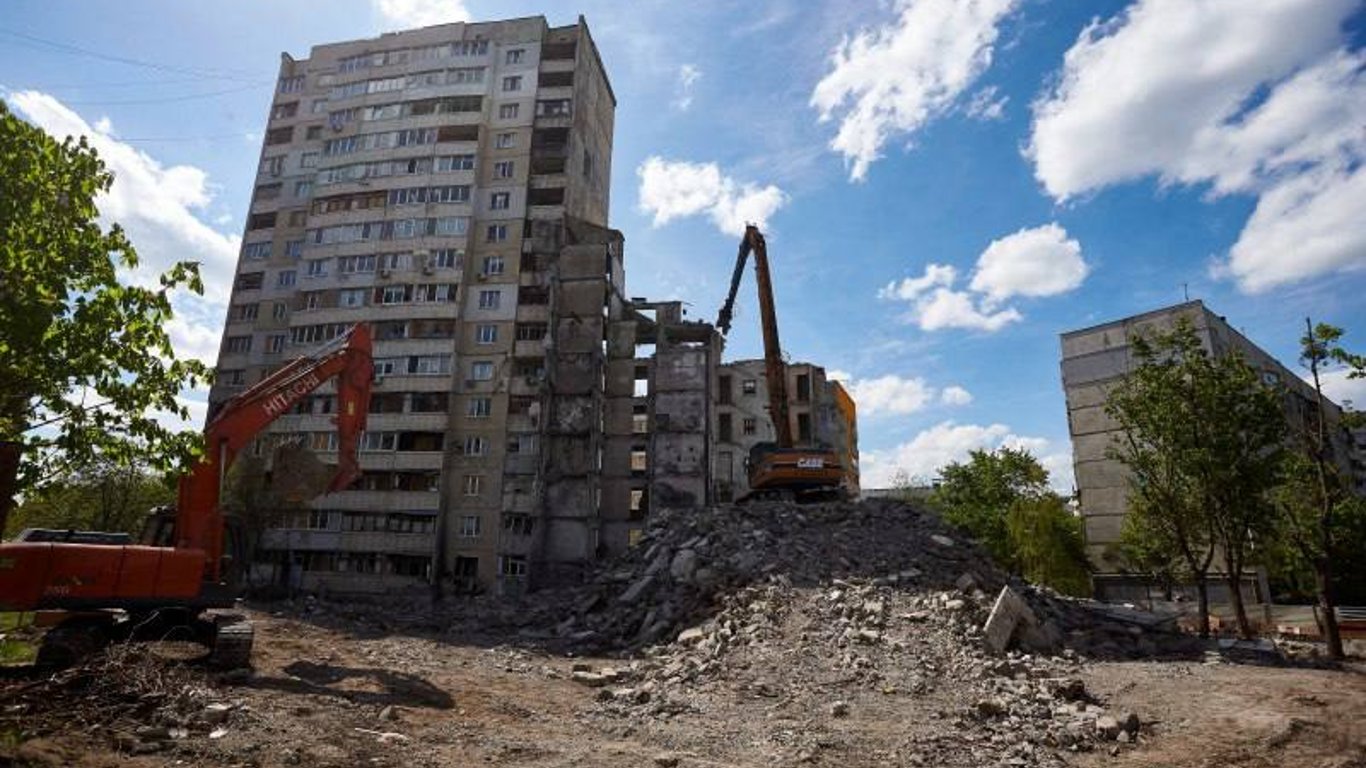 Удар по Харькову — из-под завалов достали мужчину