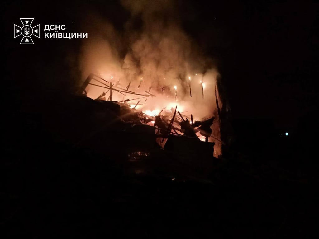 Пожежа охопила приватний будинок та покрівлю сусідньої будівлі