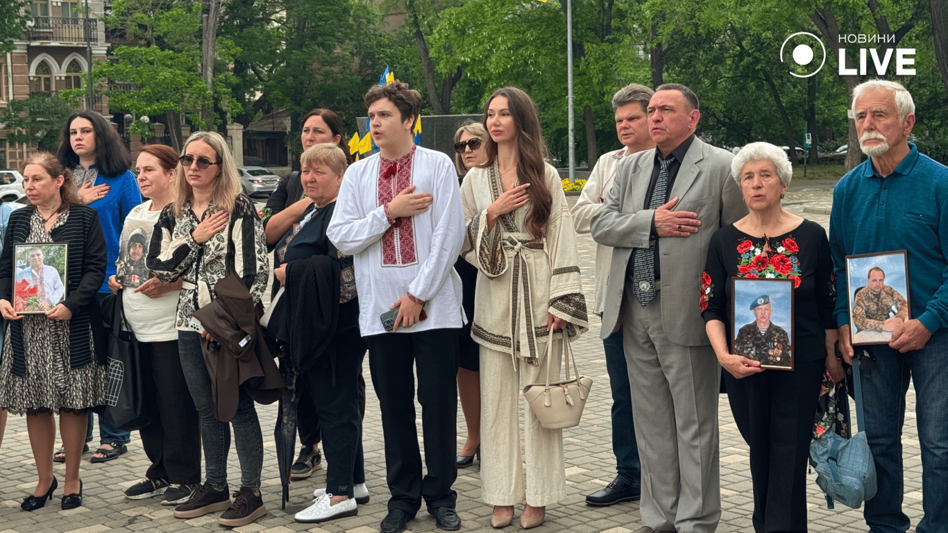 Люди поют гимн