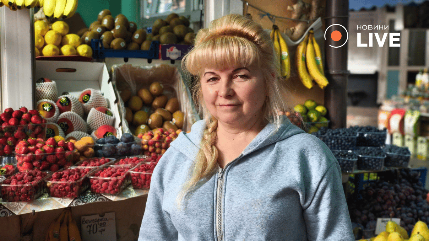 Продавчиня Ірина про фрукти і яягоди. Фото: Новини.LIVE