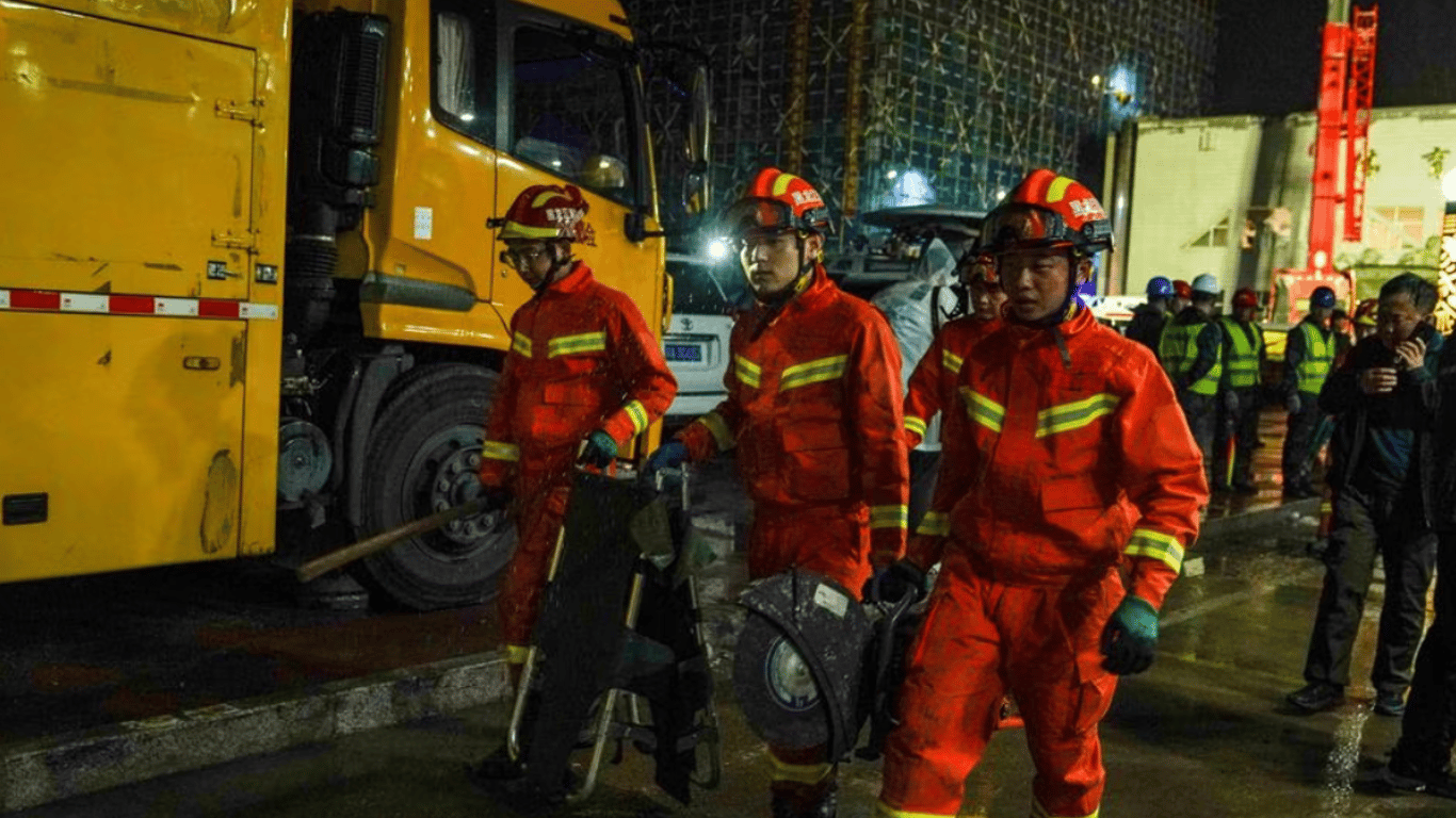 У Китаї обвалився дах шкільного спортзалу: є загиблі