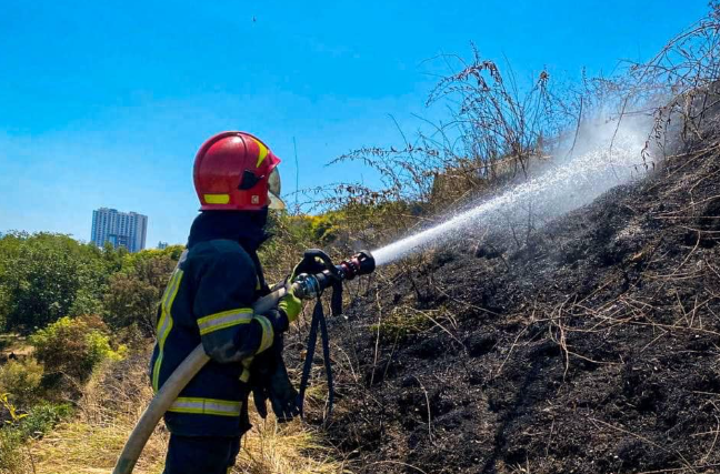 Рятувальник гасить пожежу в Одесі