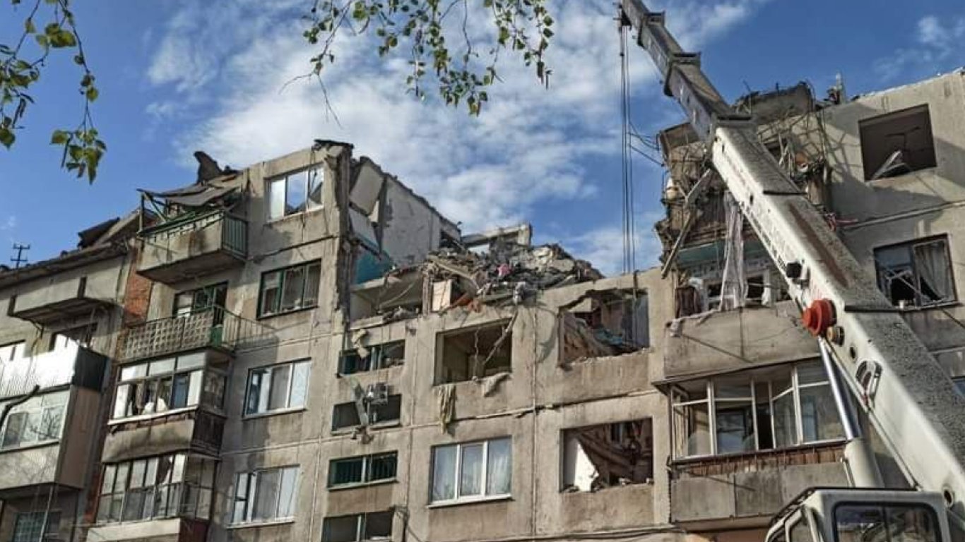 Российские обстрелы многоэтажки в Славянске: аварийно-спасательные работы продолжаются