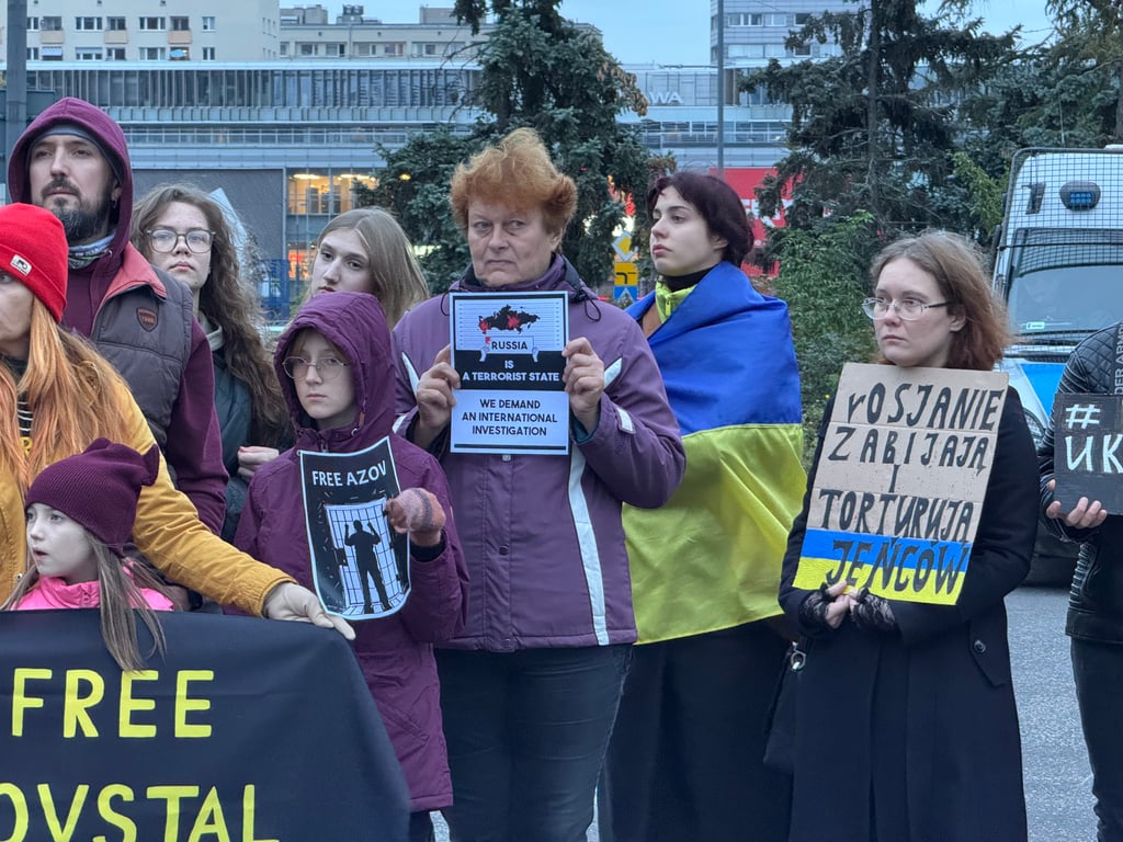 В Варшаве прошла акция в поддержку военнопленных — фото - фото 2