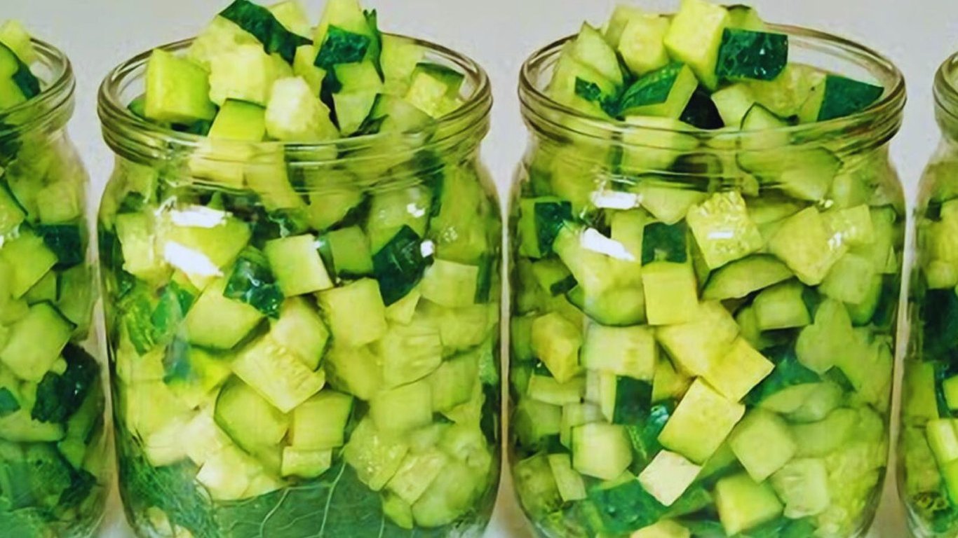 Огірки кубиком прямо в банку для салатів — видео рецепт