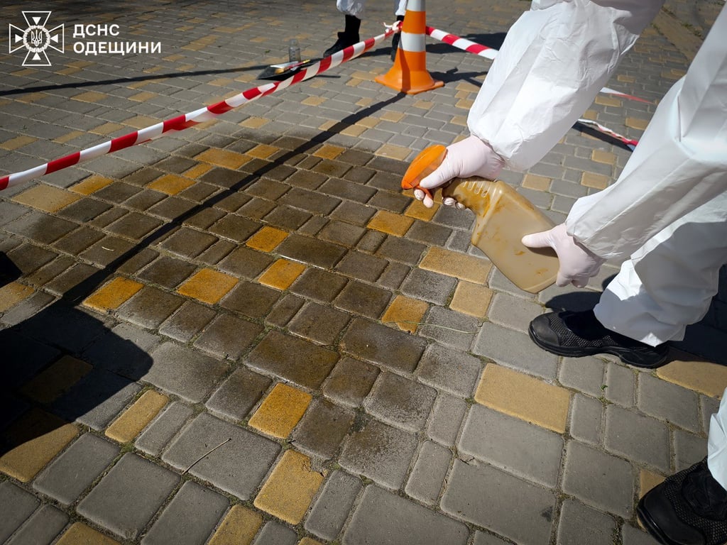 В Одесі знайшли ртуть на вулиці біля будинку — фото - фото 2