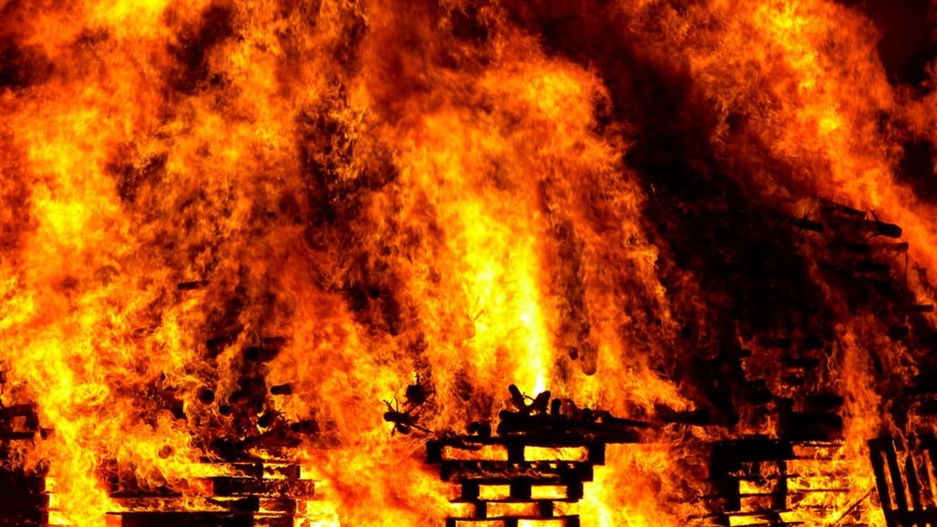 В России вспыхнул масштабный пожар — горит мебельная фабрика