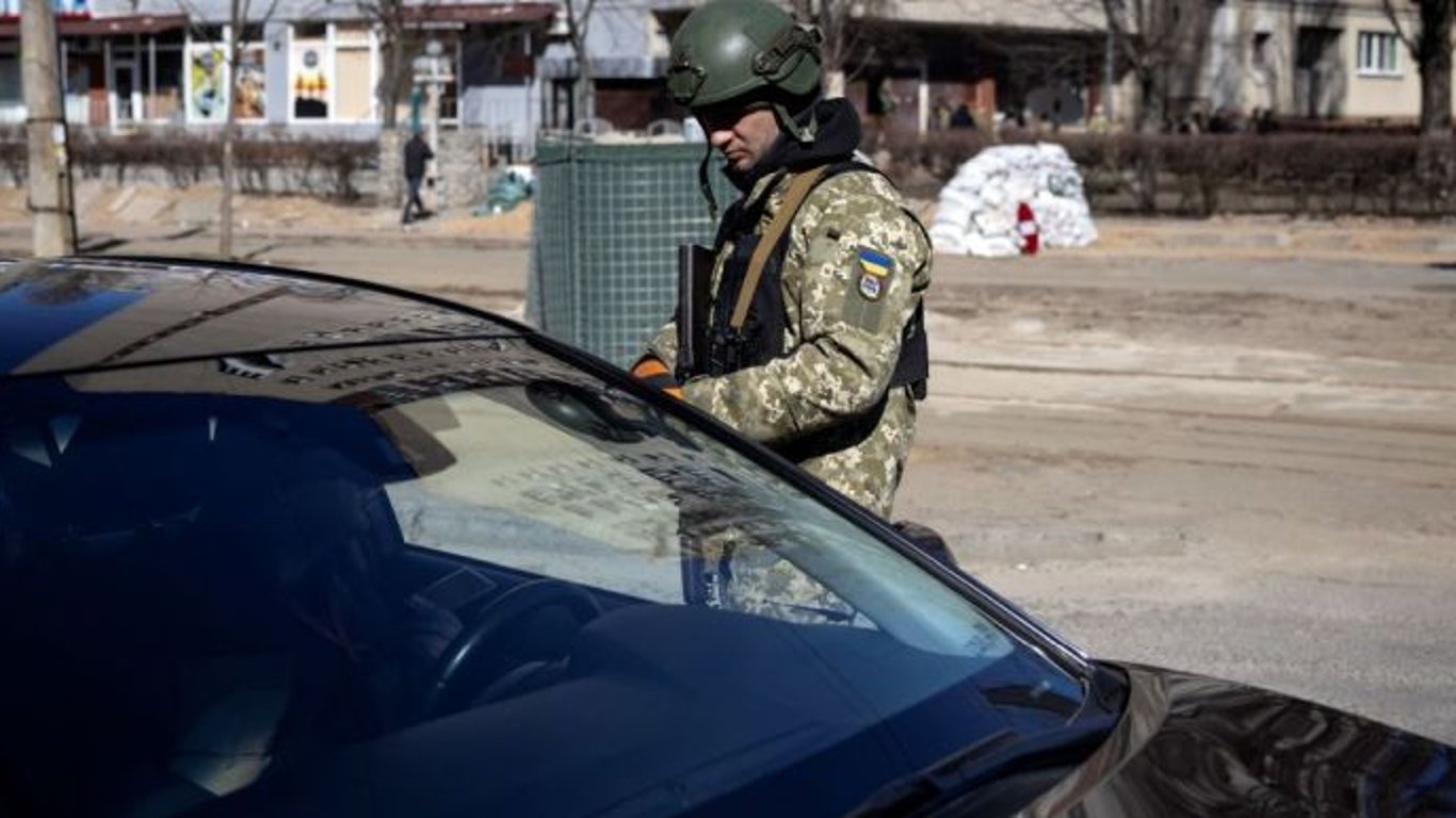 Юрист розповів, чи мають право ТЦК зупинити авто та виписати повістку