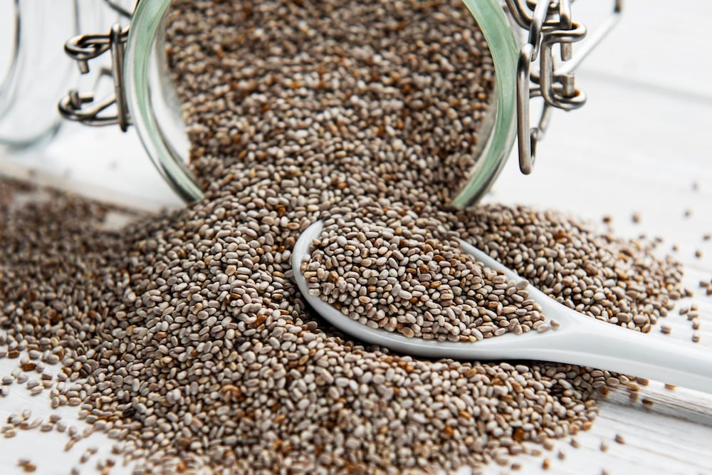 Рассыпанные семена чиа