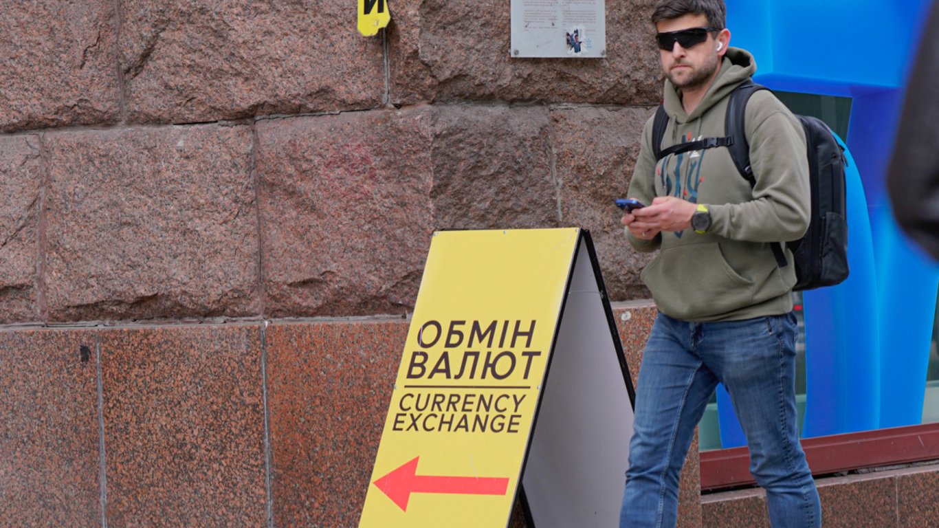 Курс доллара в Украине может дольше задержаться ниже психологической черты