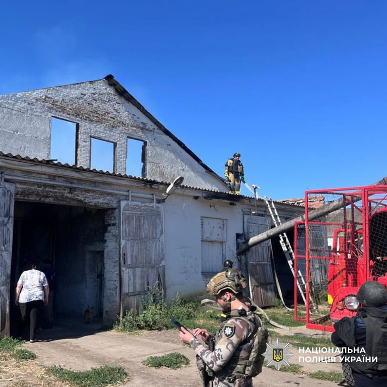 Наслідки російського удару по будівлі на Харківщині