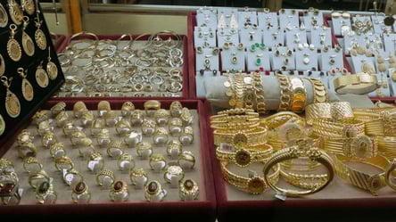 Золоті прикраси можуть перекрити виїзд з України — які правила у 2026 - 285x160