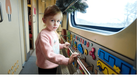 С какого возраста дети могут путешествовать поездом УЗ без родителей - 285x160