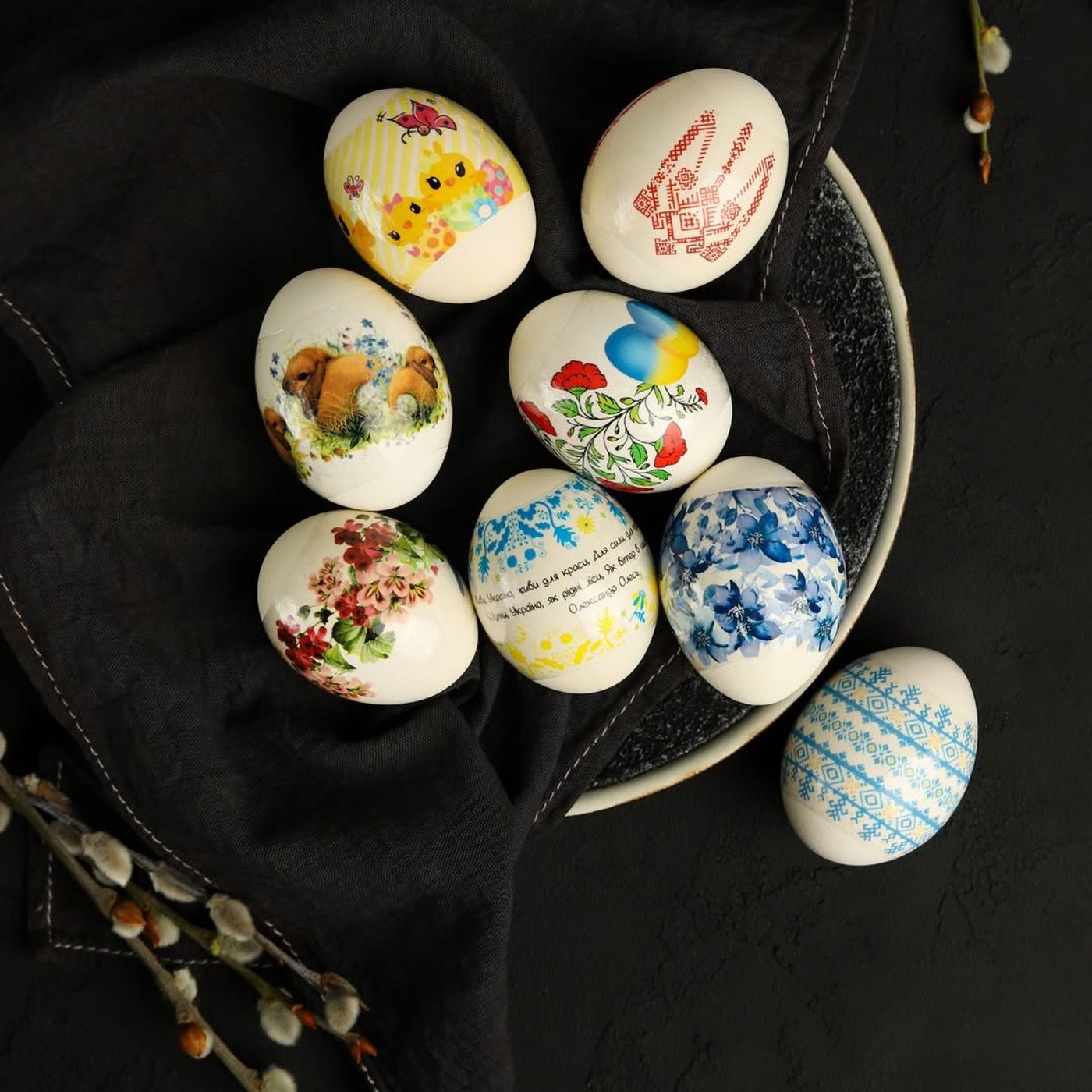 Яйця на Великдень 2025 з патріотичними наліпками