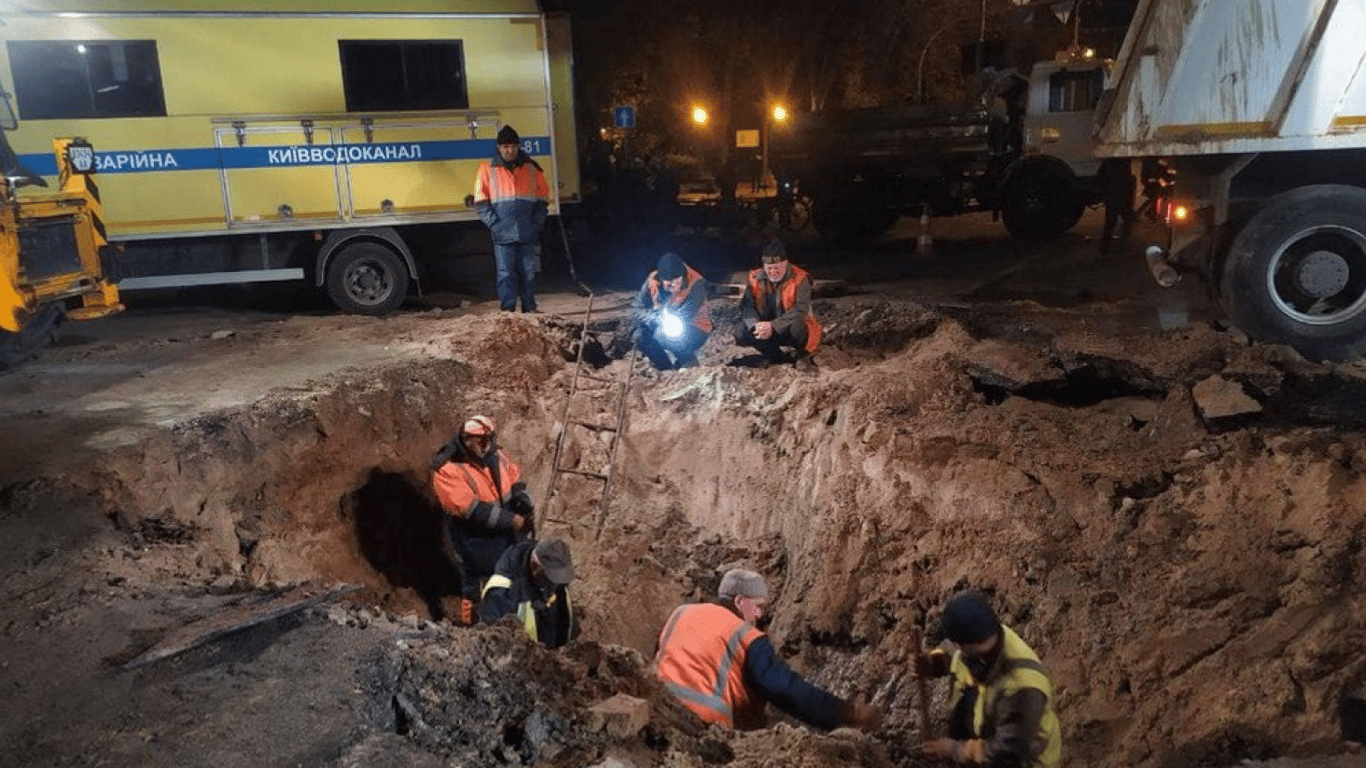 Авария возле станции метро "Крещатик" — киевлянам вернули воду