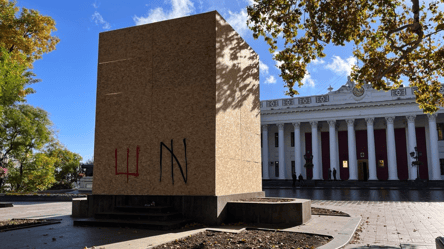 Памятник Пушкину в Одессе сейчас сносить не будут — причины - 290x166