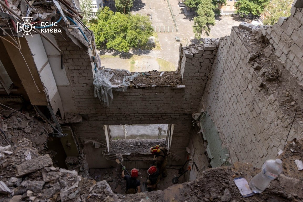 У Києві 31 загиблий і 102 постраждалі: у Дарницькому районі завершили розбір завалів - фото 1