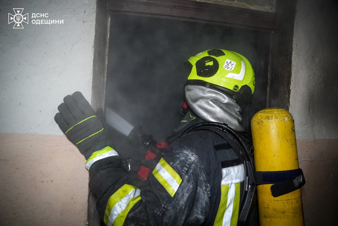 Рятувальник гасить пожежу в будинку в Одесі