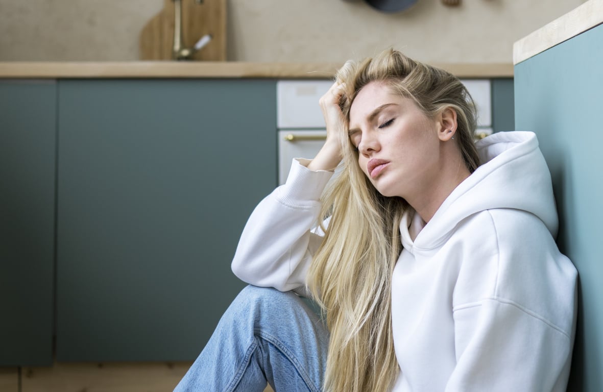 Девушка страдает головокружением из-за воздействия магнитных бурь