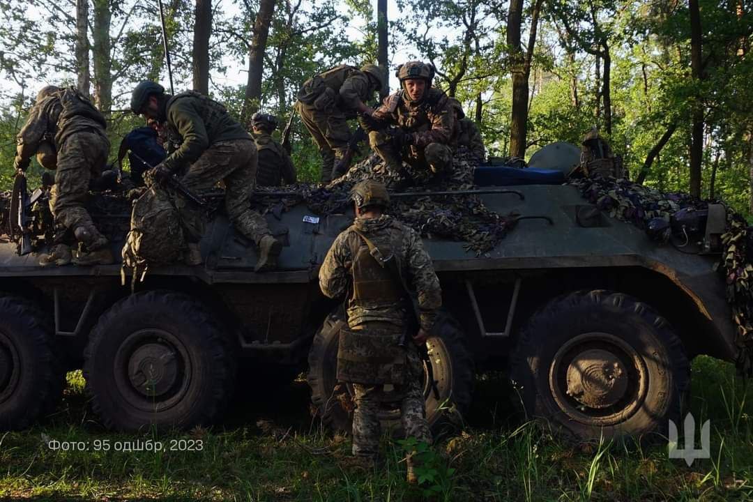 Украинские военные на передовой уничтожают врага