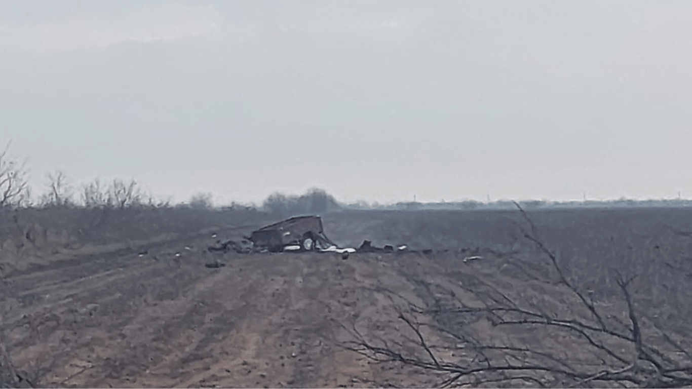 В Херсонской области автомобиль с гражданскими подорвался на российской мине