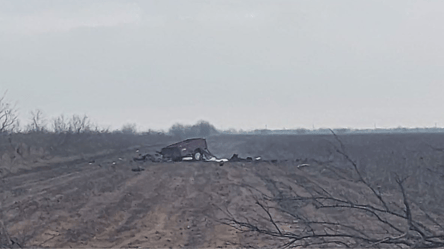В Херсонской области автомобиль с гражданскими подорвался на российской мине - 285x160