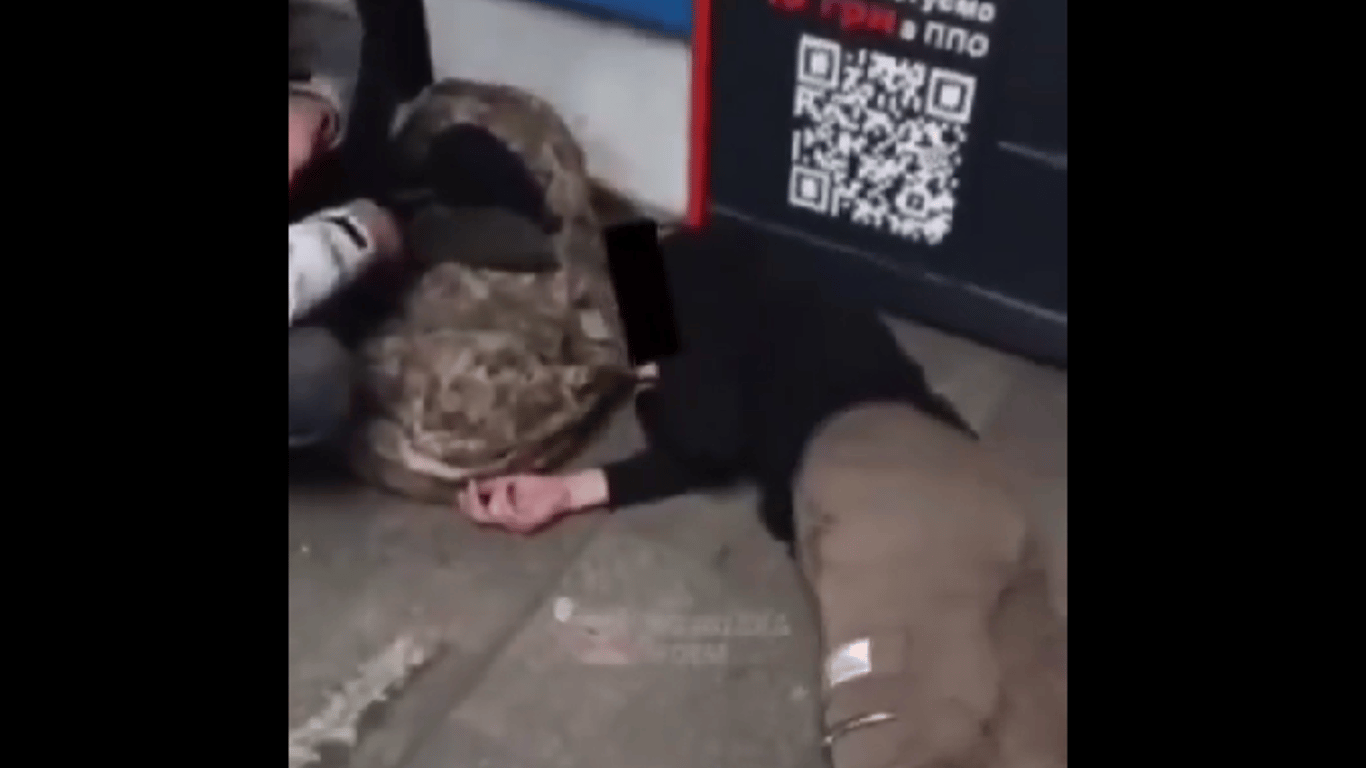 Військовому стало погано у метро Києва, медики не знали, як допомогти - відео