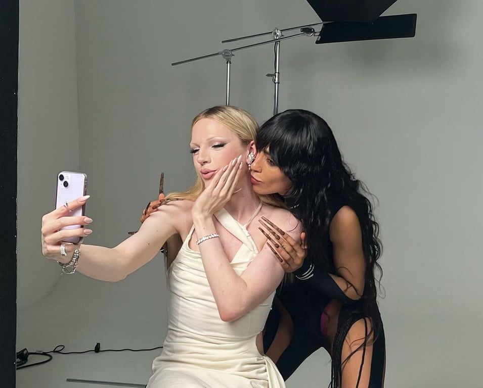 Переможниця "Євробачення" знялась у фотосесії з травесті-дівою - фото 1