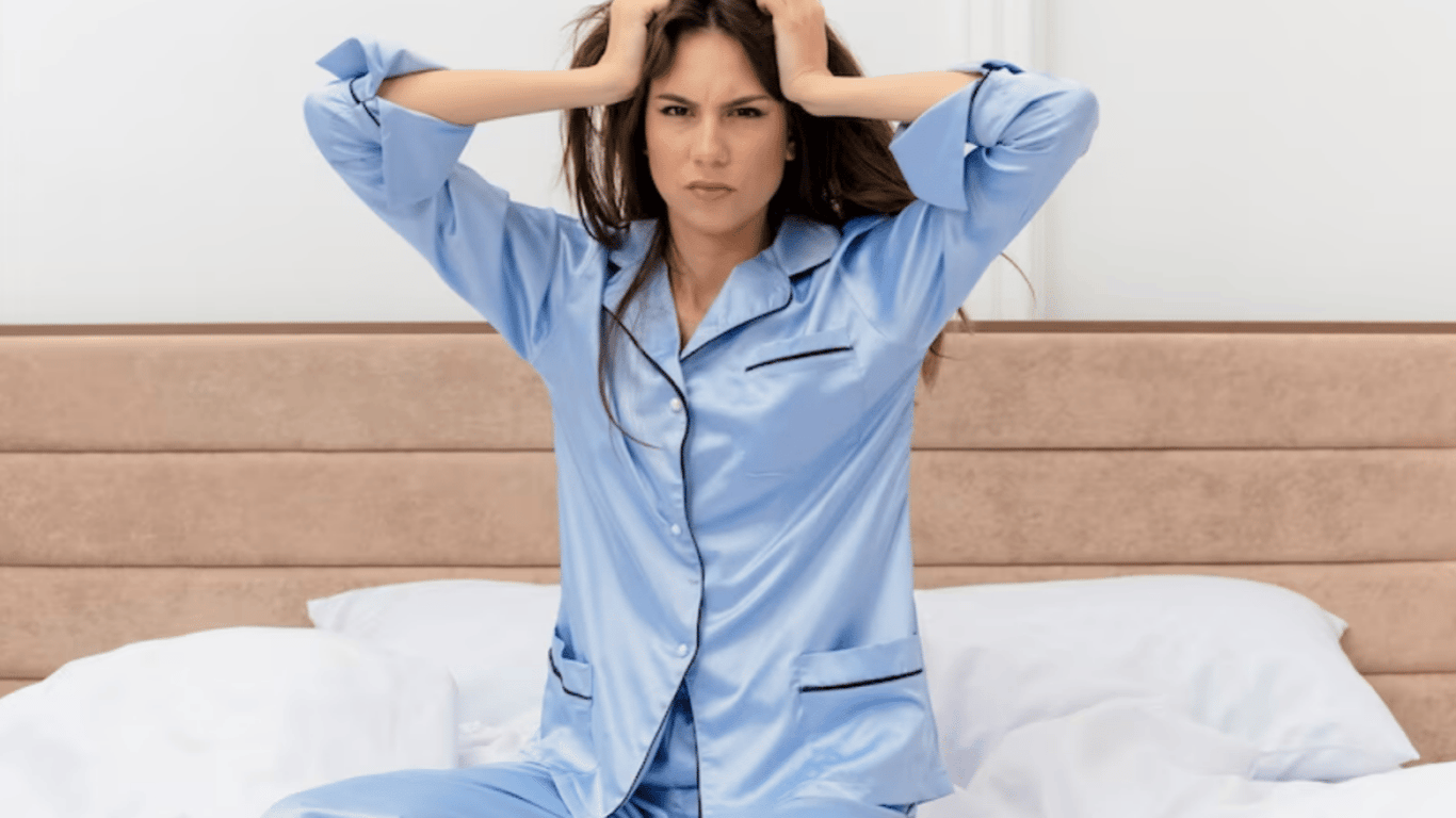 Почему не стоит спать в пижаме – медики объяснили, в чем опасность