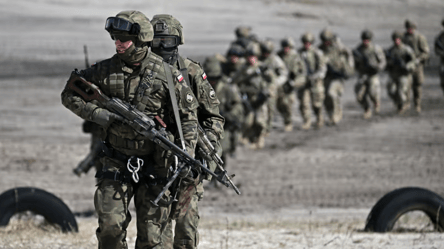 Польша отправит 2 тысячи военных на границу с Беларусью, — СМИ - 285x160