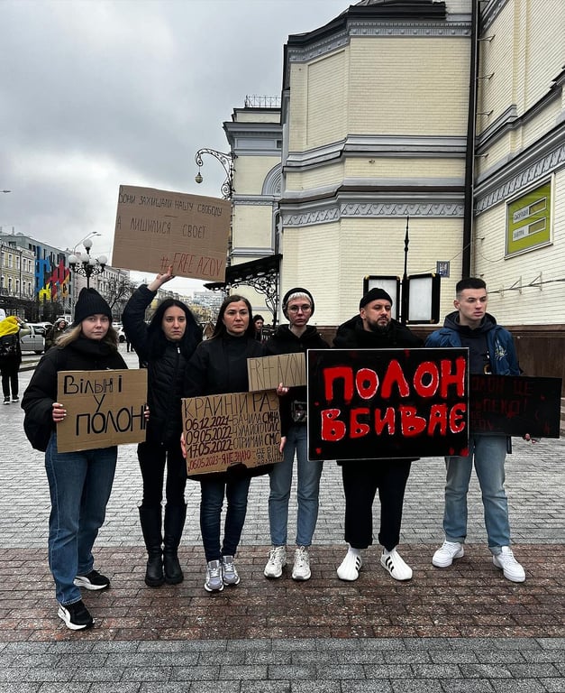 MONATIK в центре Киева поддержал родственников защитников, которые находиться в плену - фото 3