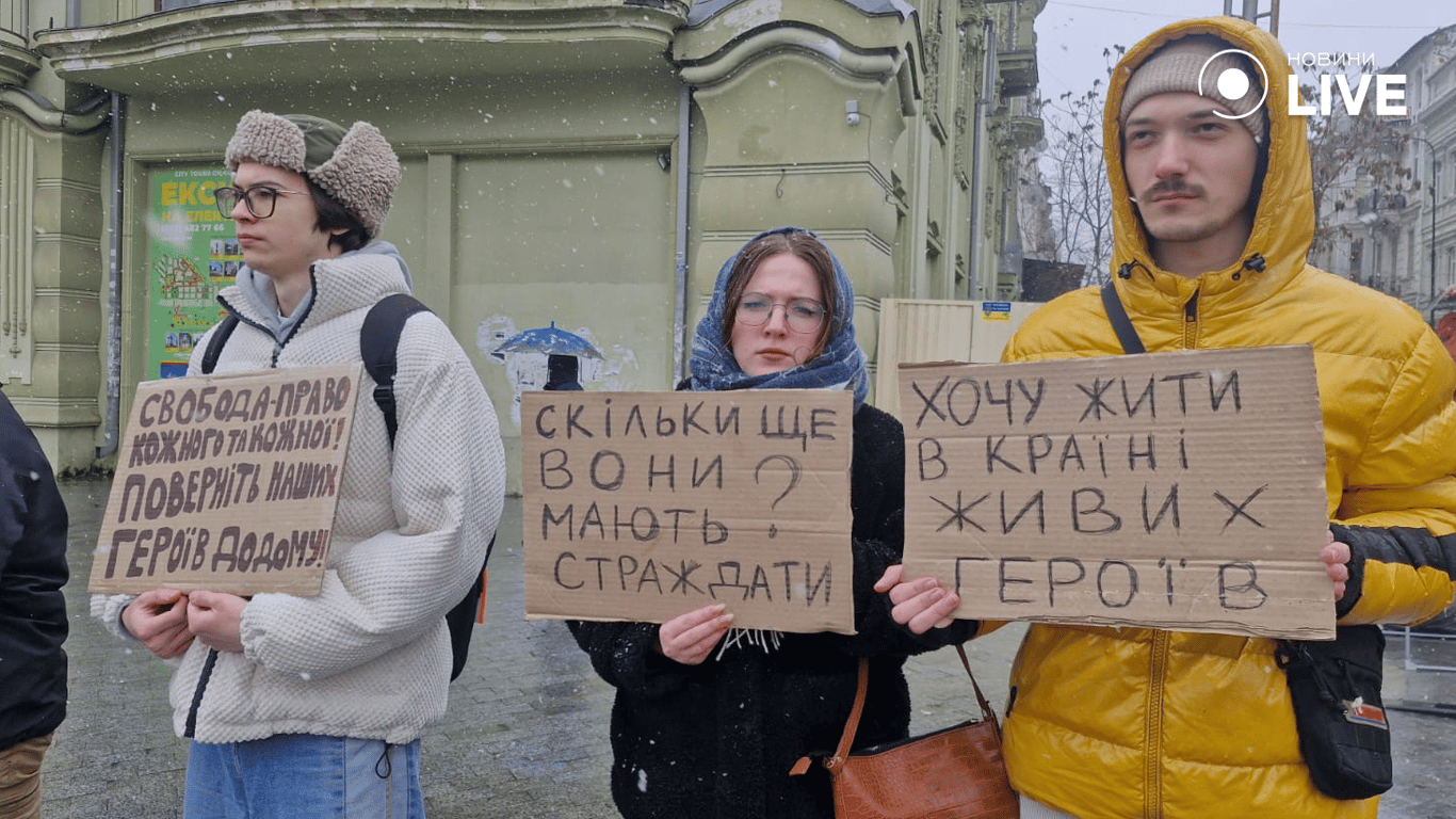 Там жах — військовий доєднався до акції FreeAzov в Одесі (фото) - фото 7