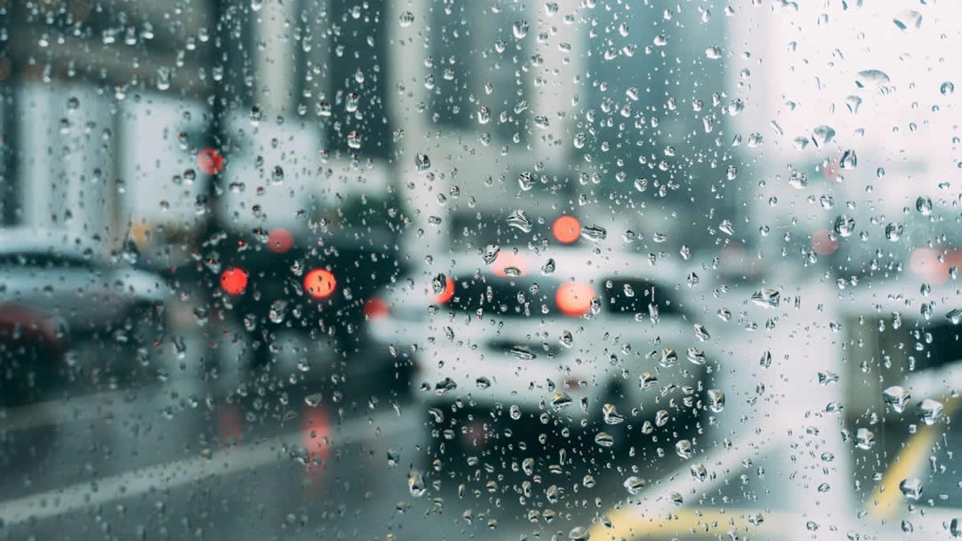 Автомобіль не заводиться в дощ — чому так трапилося і що робити