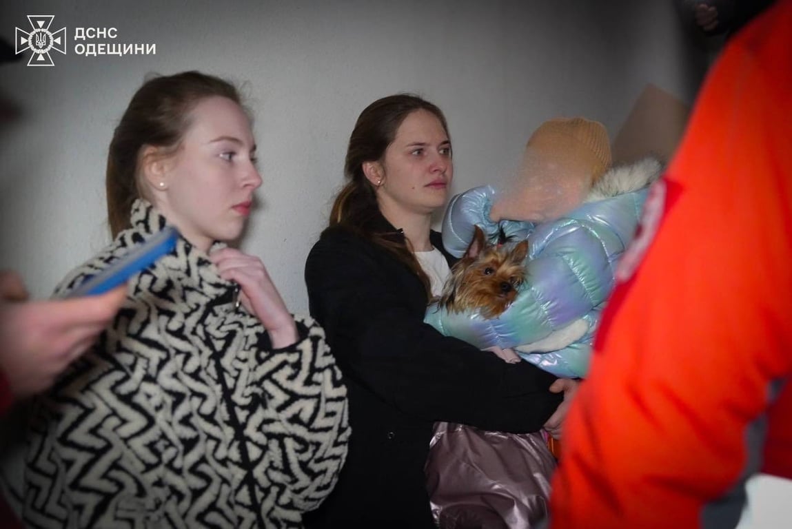 Жінка тримає дитину