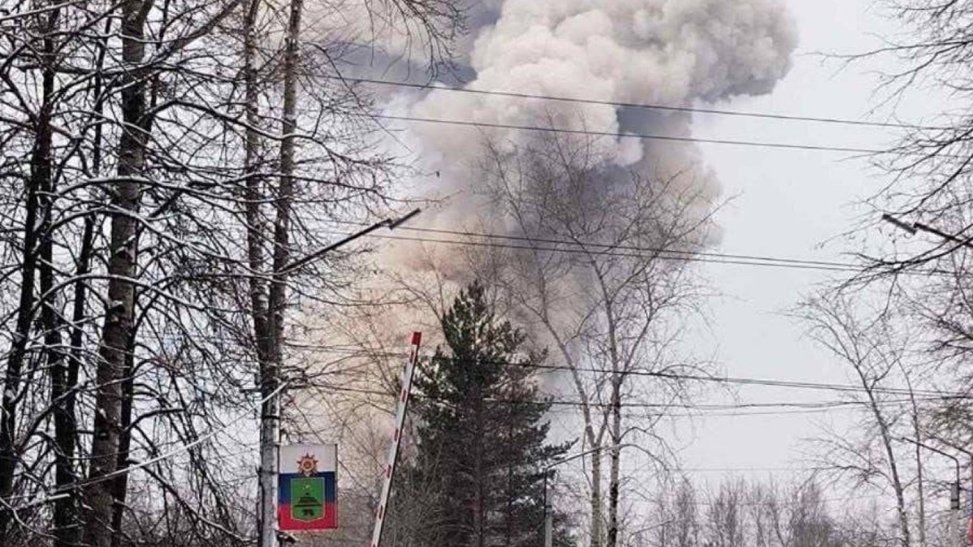 На военном заводе в российском Соликамске раздался мощный взрыв