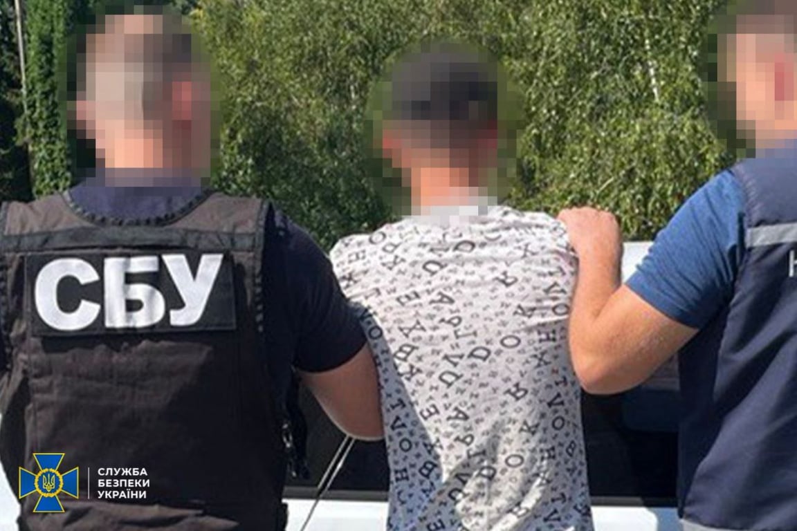 Співробітники СБУ та затриманий фігурант, який підпалював авто ЗСУ