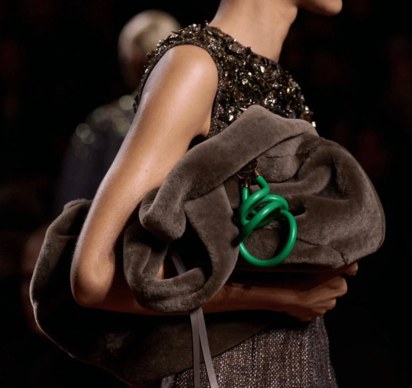 Пухнаста сумка з характером