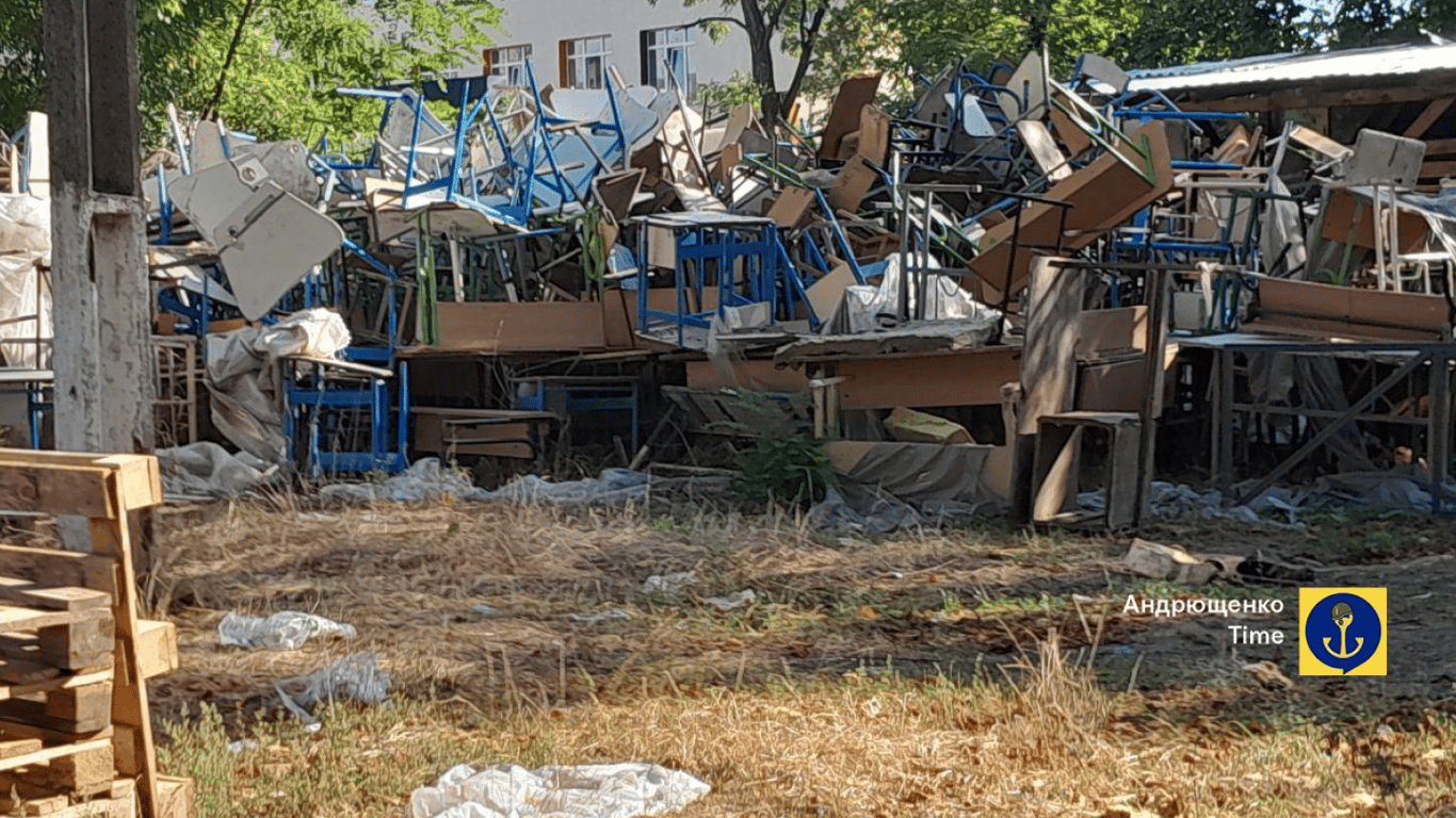 Гори сміття та знищені меблі: у Маріуполі окупанти з дитсадка зробили житло для росіян
