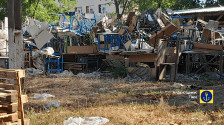 Гори сміття та знищені меблі: у Маріуполі окупанти з дитсадка зробили житло для росіян - 285x160