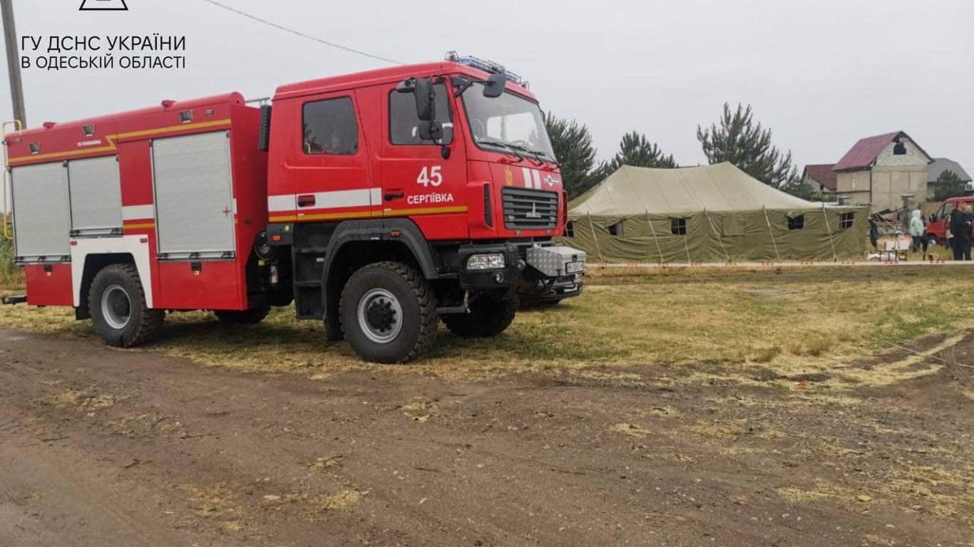 Спасатели Одесщины помогают пострадавшим в результате обстрела