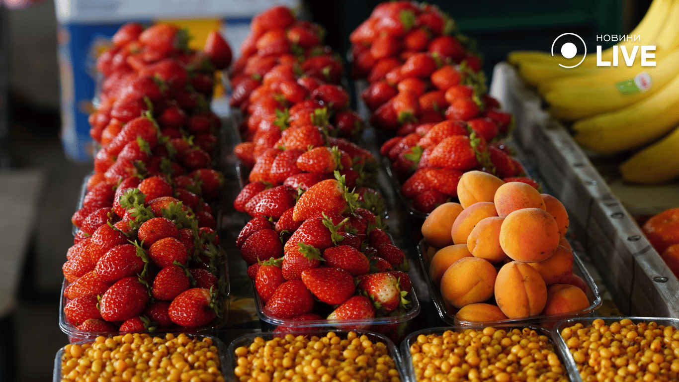 Тепличная клубника на рынке. Фото: Новини.LIVE/ Юлия Браславская