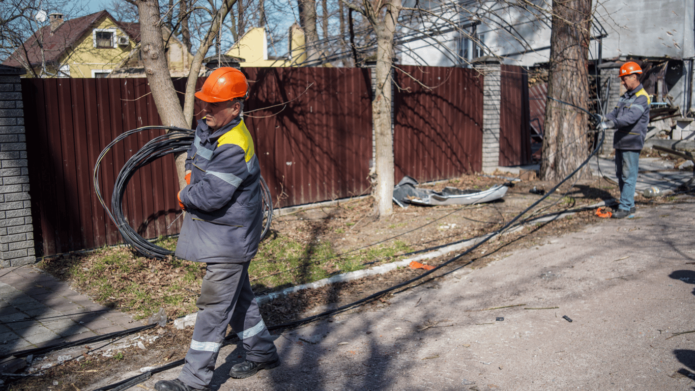 РФ пошкодила енергообʼєкт на Київщині: є перебої зі світлом і водою