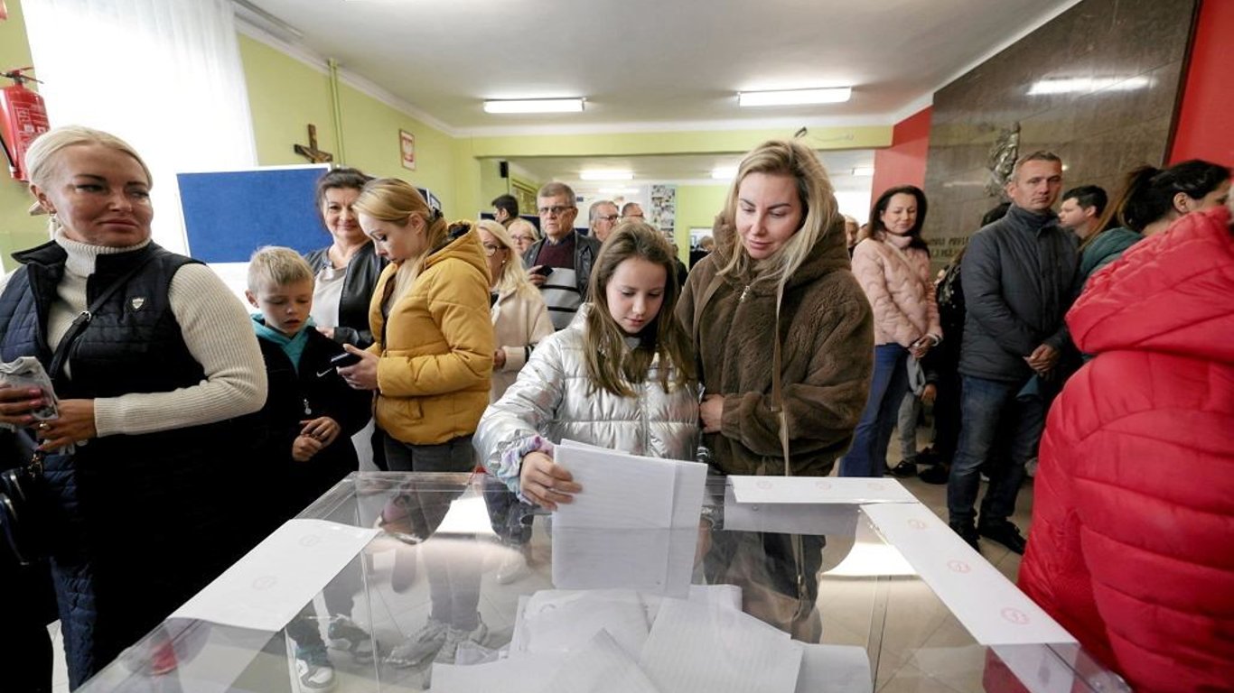 Відсутність бюлетнів та рекордна явка: як пройшли парламентські вибори у Польщі