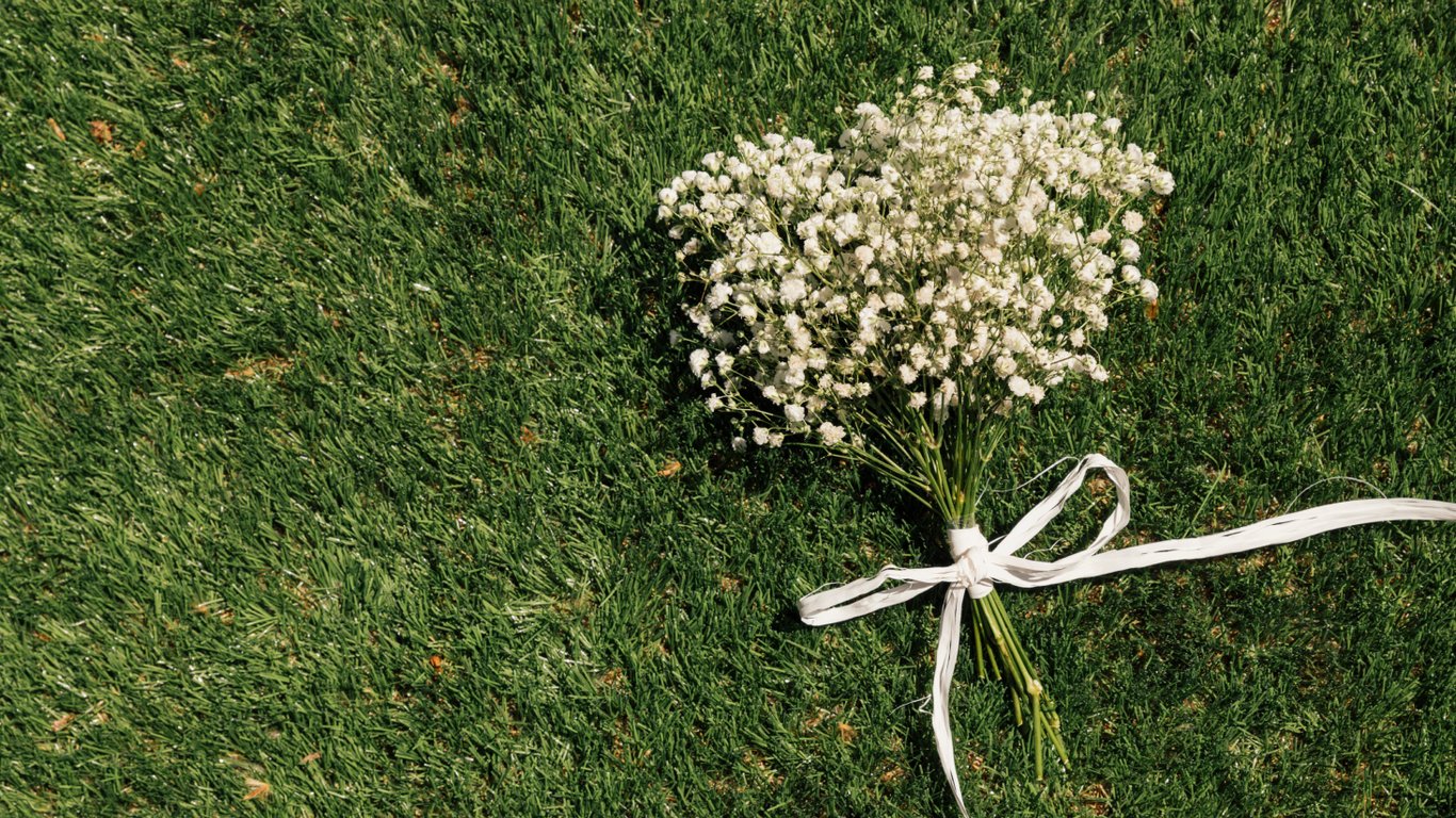 Ніжний букет гіпсофіли, прикрашений білою стрічкою.