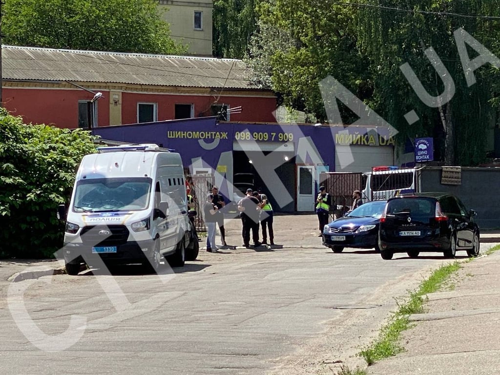 Блокпост біля входу Close