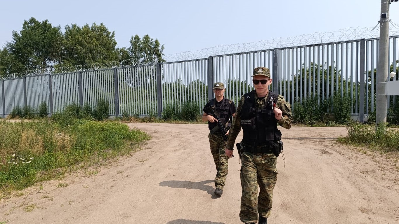 Почти сотня мигрантов из Белоруси прорвали границу в Польшу: что известно